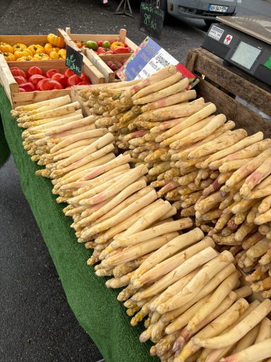 les belles asperges de Sologne stand de vente d'asperges de sologne sur le marché de Selles-sur-Cher