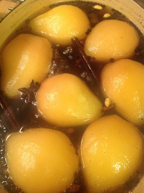 Poires pochées aux épices 7 poires cuisant à feu doux dans un sirop avec des épices: bâtons de cannelle, étoiles de badiane, poivre long de Java, vanille de Tahiti