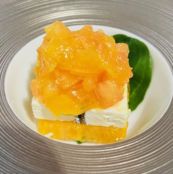 Tartare de tomate ananas, chèvre à la truffe