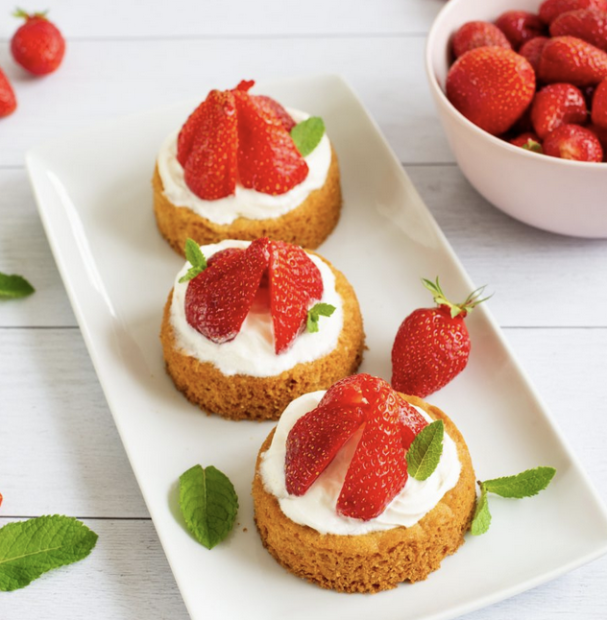 Tartelettes aux fraises de Sologne 3 tartelette aux fraises sur un sablé présentées sur une assiette rectangulaire et quelques feuilles de menthe