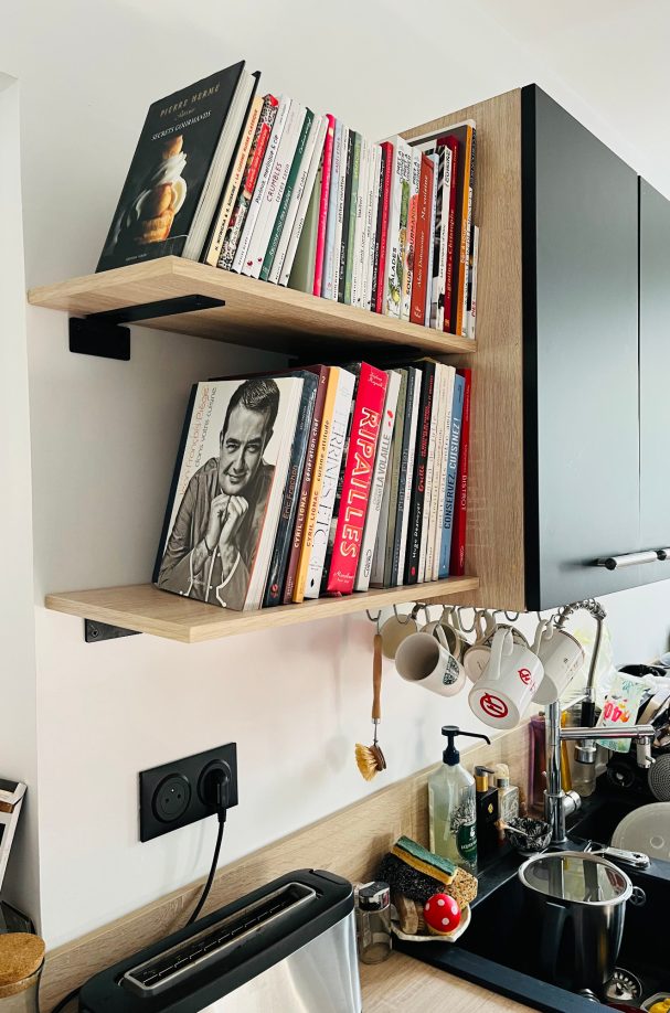 Dans ma cuisine dans ma cuisine, photo des étagères avec des livres de recettes de grands chefs